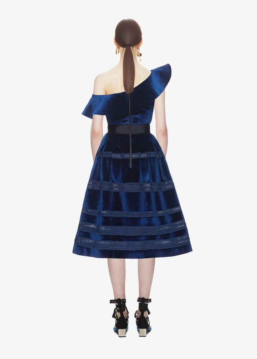 Сексуальное женское длинное платье 2018 темно синее бархатное с косой оборкой на