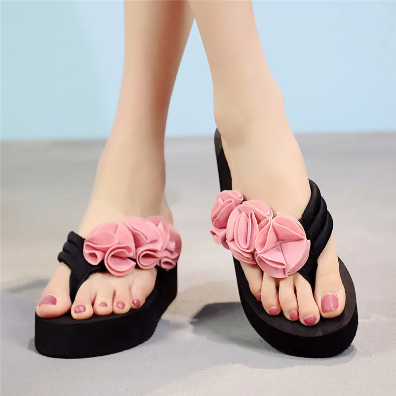 Шлепанцы женские с цветочным принтом Нескользящие на танкетке пляжные тапочки