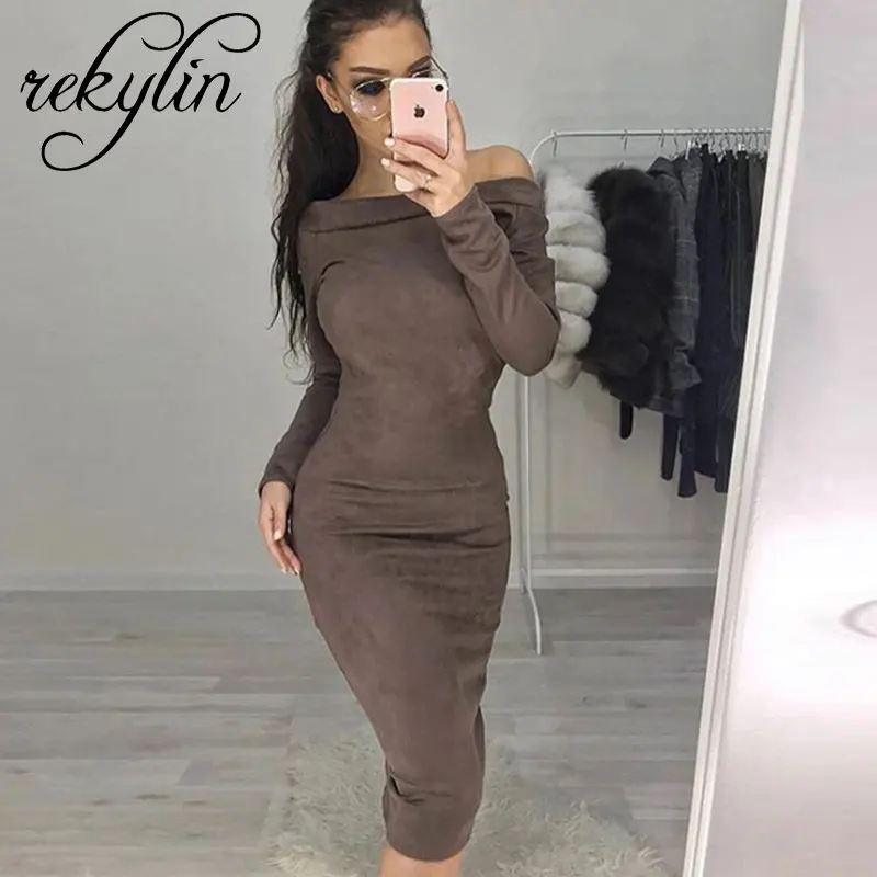 Замшевое женское платье до середины икры с длинным рукавом и открытыми плечами