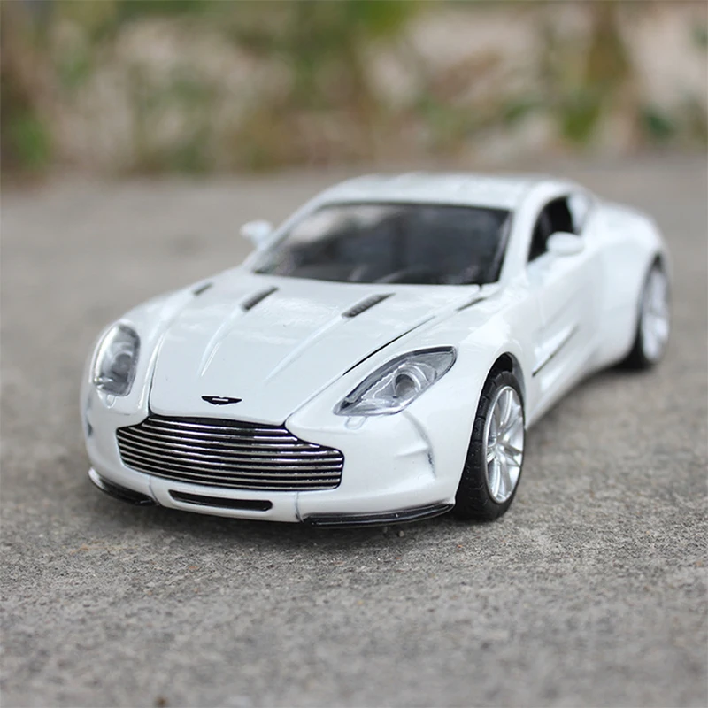 Модель автомобиля из сплава Aston с выдвижным звуком и светильник 1:32 детские