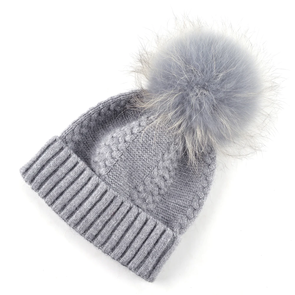 Женские облегающие шапки 2018 с помпоном из меха енота зимняя шапка вязаная