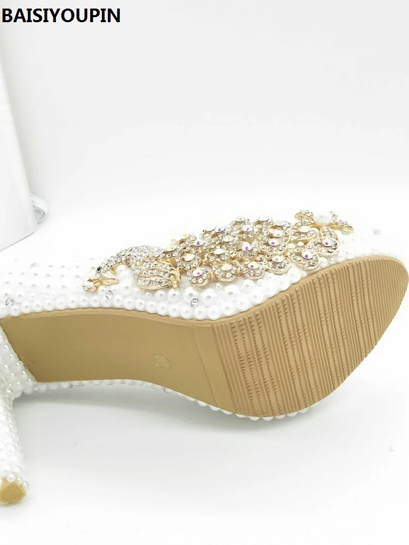 2017 г. Белые свадебные туфли с жемчугом на высоком каблуке закрытым носком тонкие