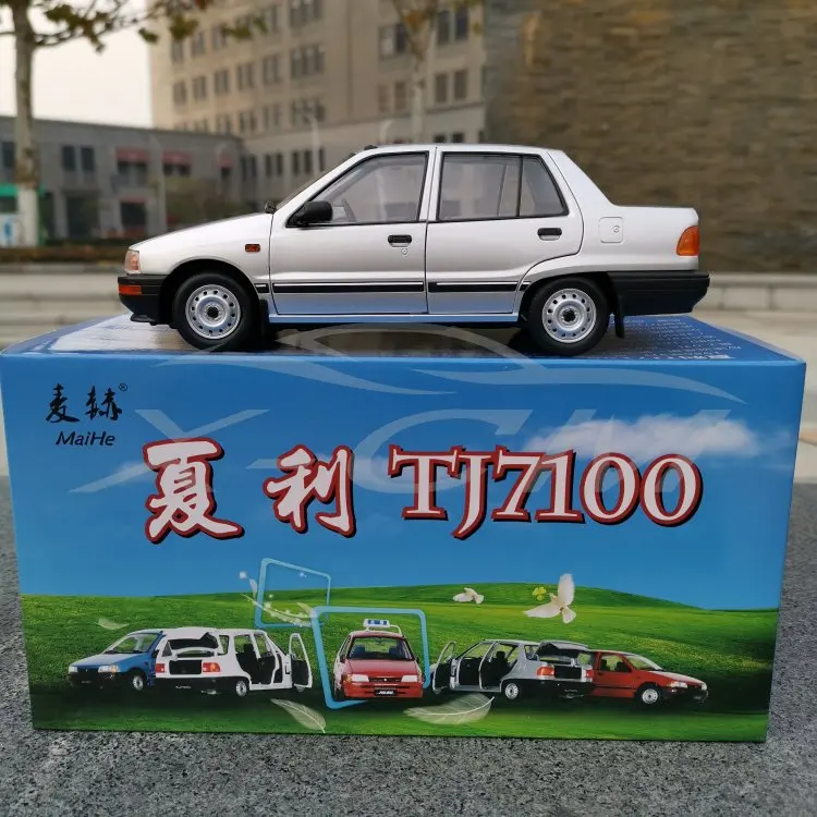 Литая модель автомобиля Yiqi китайский Тяньцзинь Xiali TJ7100 седан 1:18(серебро)+ маленький подарок