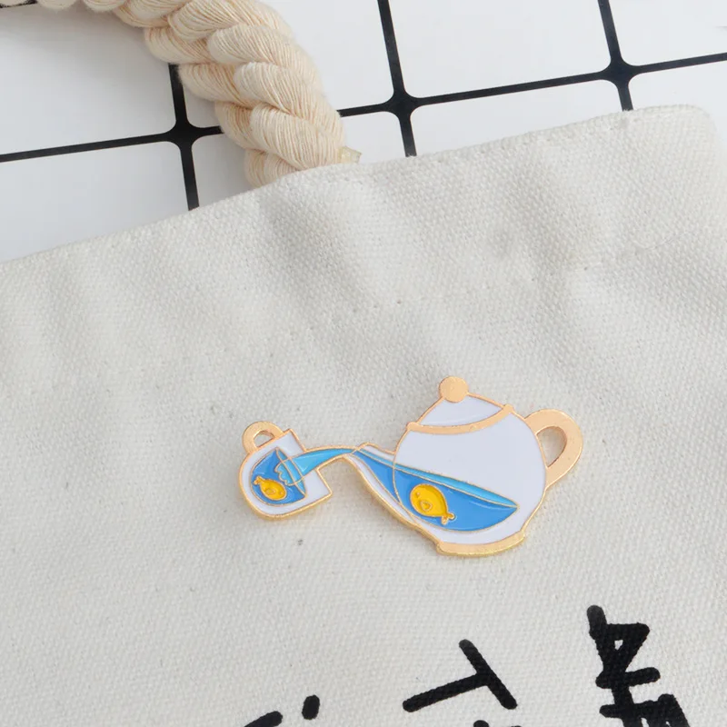 Эмалированная металлическая брошь в виде чайного горшка с изображением рыбы