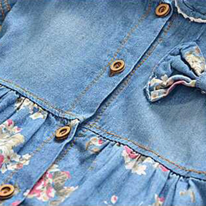 Детское джинсовое платье с цветочным узором для досуга девочек выше колена