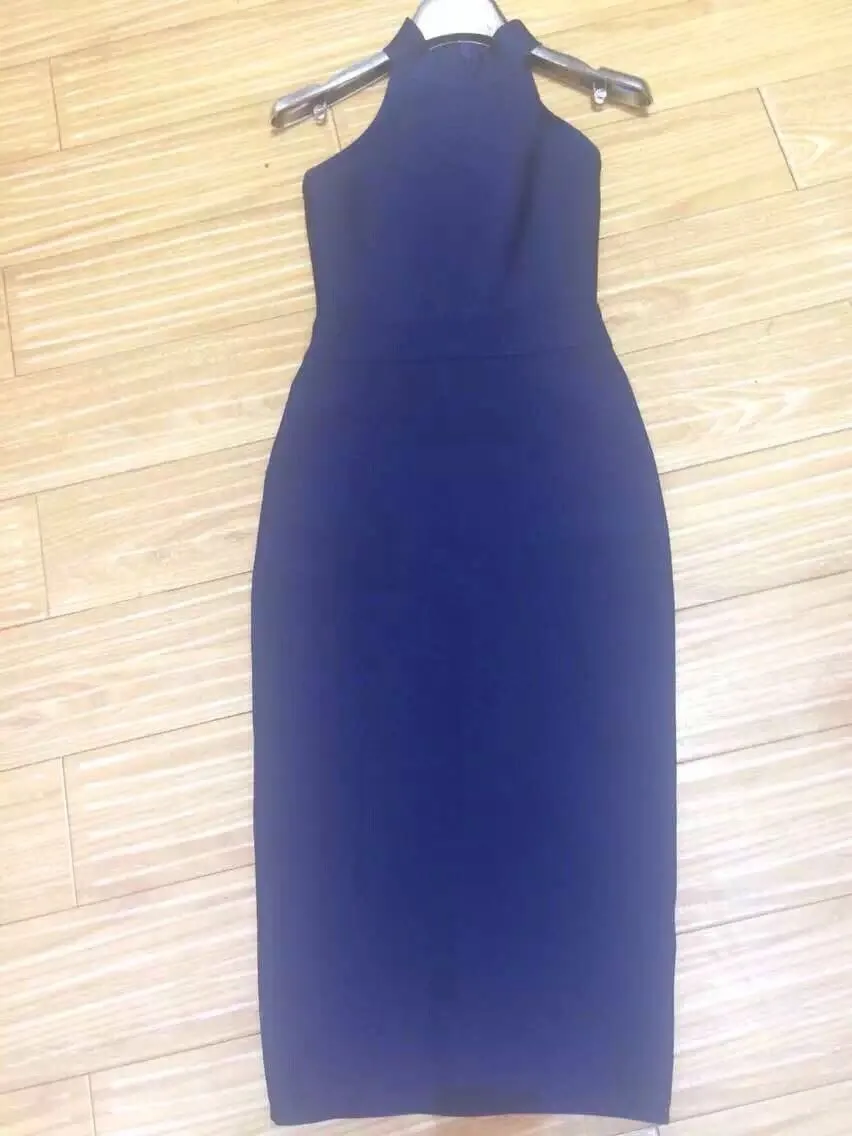 Женское облегающее платье с воротником черепахой без рукавов голубого белого