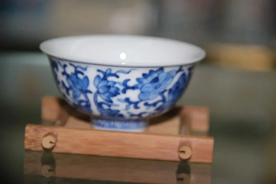 Уникальная китайская сине белая антикварная чашка для чая Lotus puer с ручной