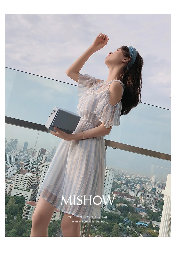 Mishow Шифоновое платье в полоску с открытыми плечами MX18B1258
