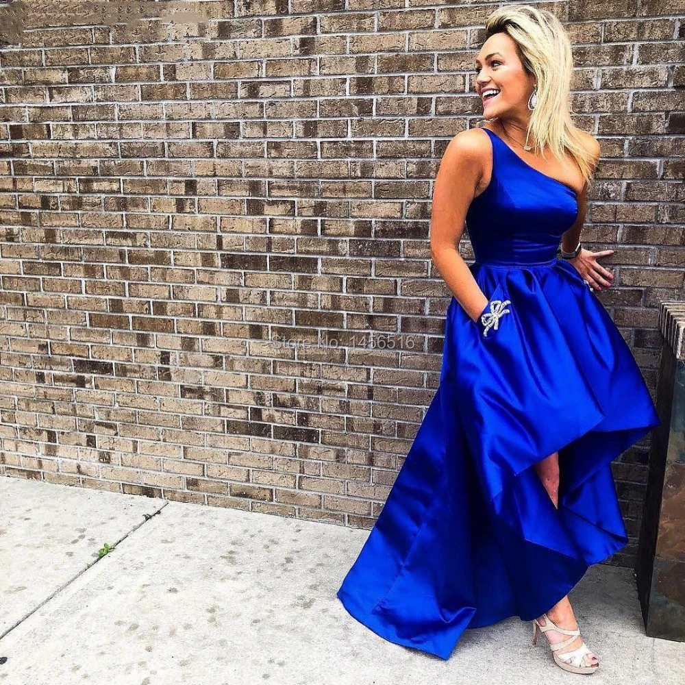 Вечернее платье ярко синего цвета с одним открытым плечом короткое спереди