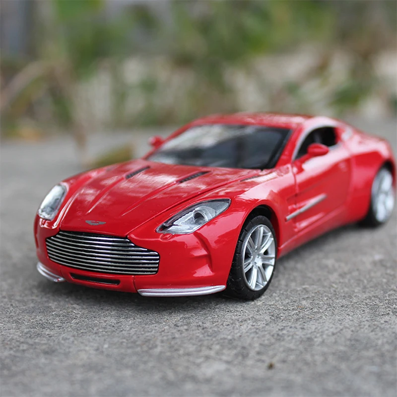 Модель автомобиля из сплава Aston с выдвижным звуком и светильник 1:32 детские