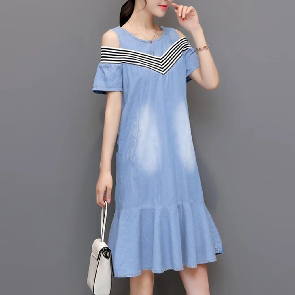 Женское джинсовое платье средней длины свободное до колена с открытыми плечами и