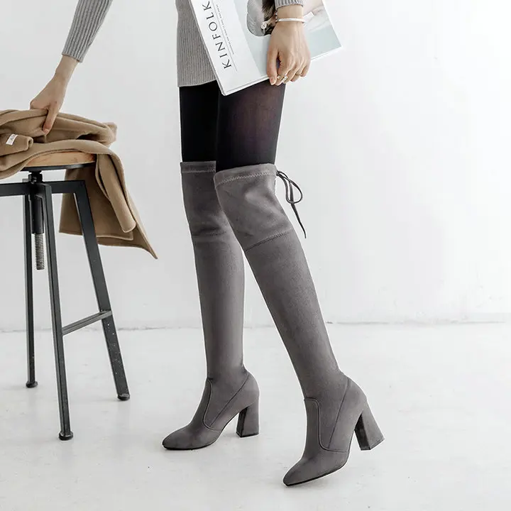 Женские ботфорты из флока на высоком квадратном каблуке; высокие сапоги без застежки с острым носком; сезон осень-зима; модные сапоги; женская обувь