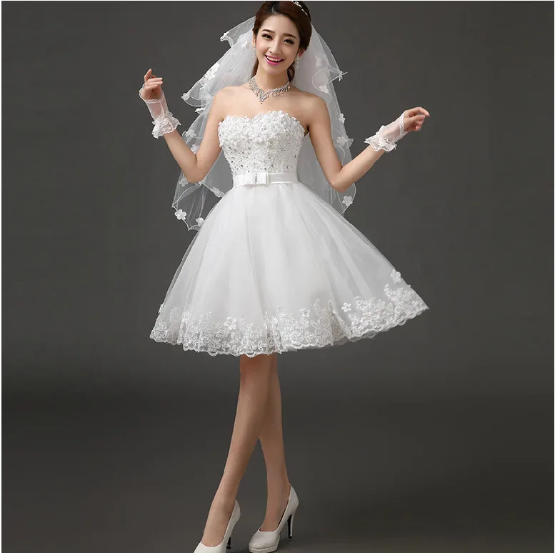 Короткое свадебное платье без бретелек белое с цветочным бисером и пышной юбкой