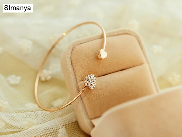 Женский браслет на запястье золотистый с кристаллами в форме сердца Подарочный