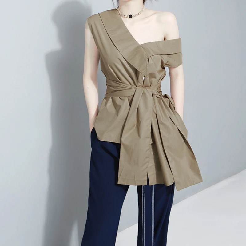 Женская Асимметричная блузка TWOTWINSTYLE летняя без рукавов с поясом и V-образным