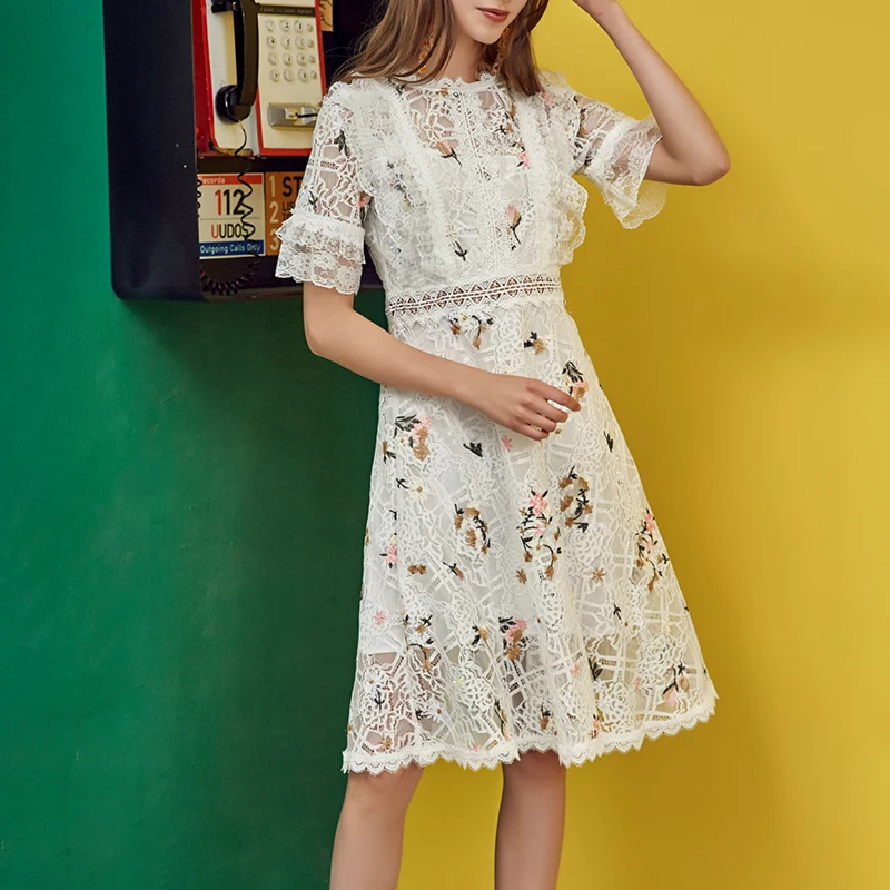 Платье TWOTWINSTYLE с о вырезом коротким рукавом высокой талией длиной до