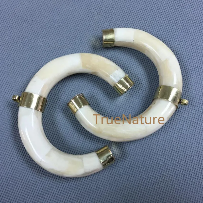 

Fashion Tibetan Style Cream Crescent Bone Horn Pendant Brass Electroplated Bar Charm In 70*80 mm PM4036