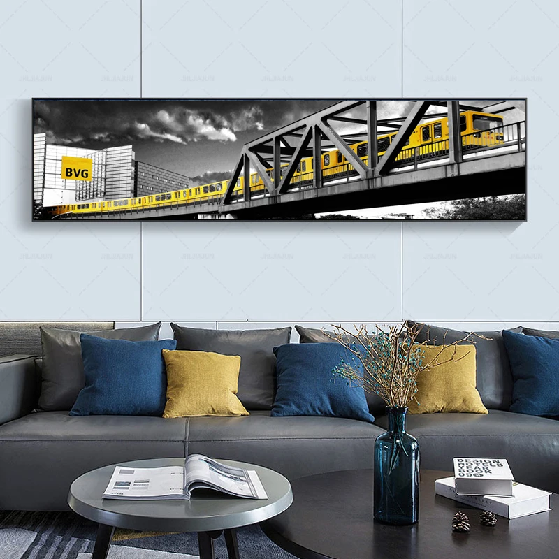 Настенная картина с изображением поезда и красного автобуса черного цвета | Дом