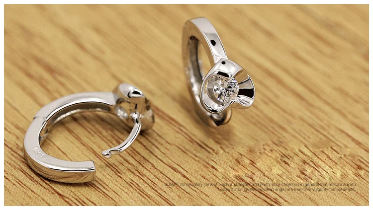 Модные женские серьги гвоздики с сердечком и роскошным кристаллом серебристого