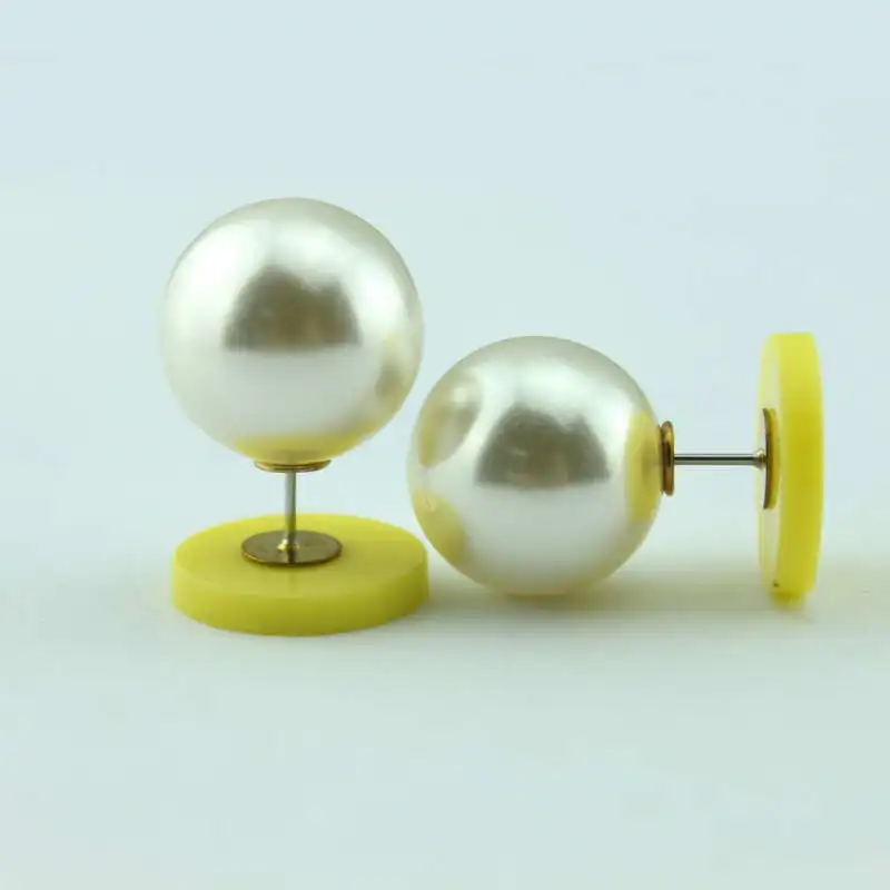 Круглые акриловые серьги гвоздики с монограммой и жемчугом 2017 Женская Новинка