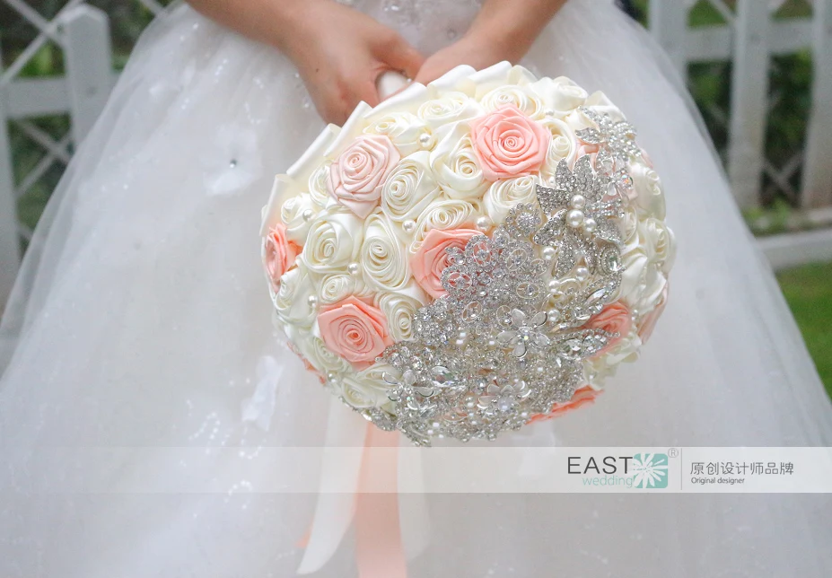 Цвета слоновой кости и Коралловая лента розы свадебная брошь букет невесты