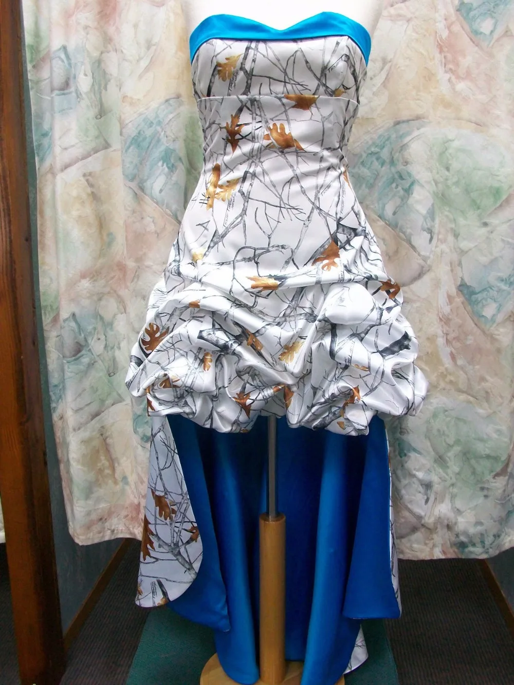 Женское камуфляжное платье для выпускного вечера белое с глубоким вырезом