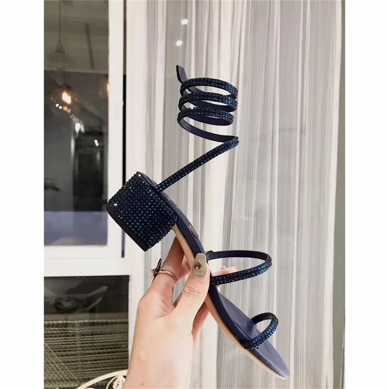 blue Кристалл сандали с перехлестом Для женщин со стразами и жемчугом обувь с массивным каблуком Для женщин пикантные со стразами обувь для вечеринки, свадебные туфли для дам летние - Цвет: blue