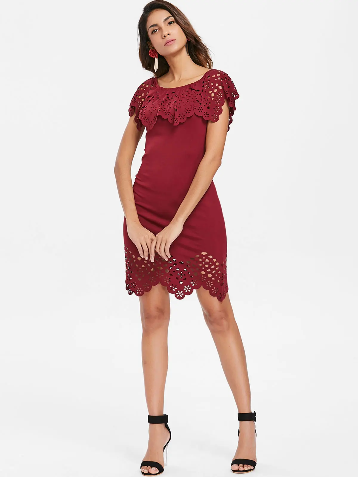Женское короткое платье с оборками VESTLINDA однотонное облегающее круглым вырезом