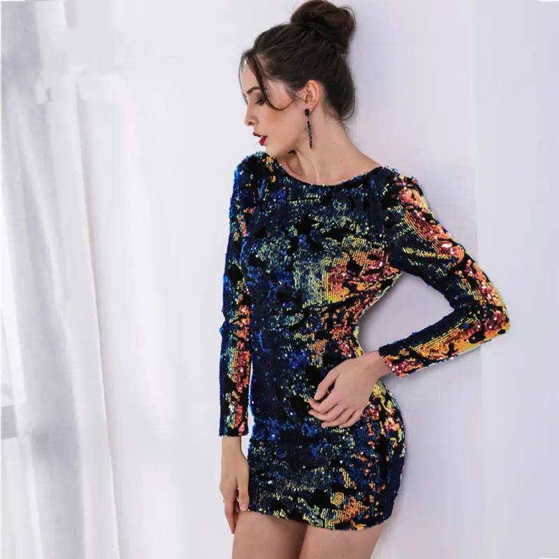 Женское вечернее платье с блестками разноцветное длинным рукавом и открытой