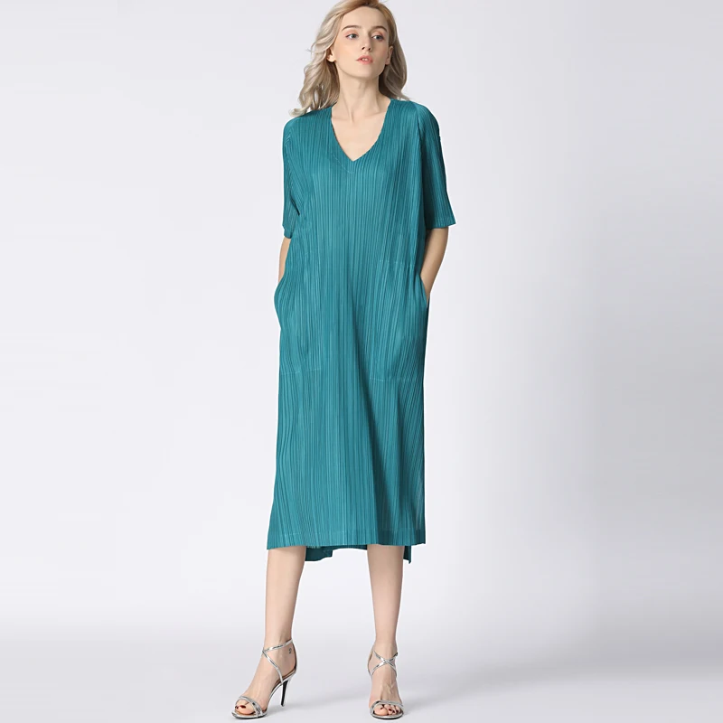 

Changpleat Summer 2019 Loose Women Dresses Miyak Pleated Fashion Design Solid V-neck Short Sleeve Large Size Female Dress Tide