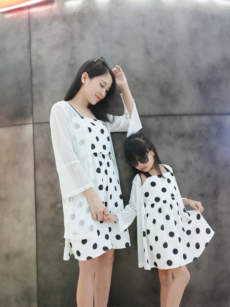 Летняя одежда 2019 семейный образ шифоновые платья в горошек для мамы и дочки