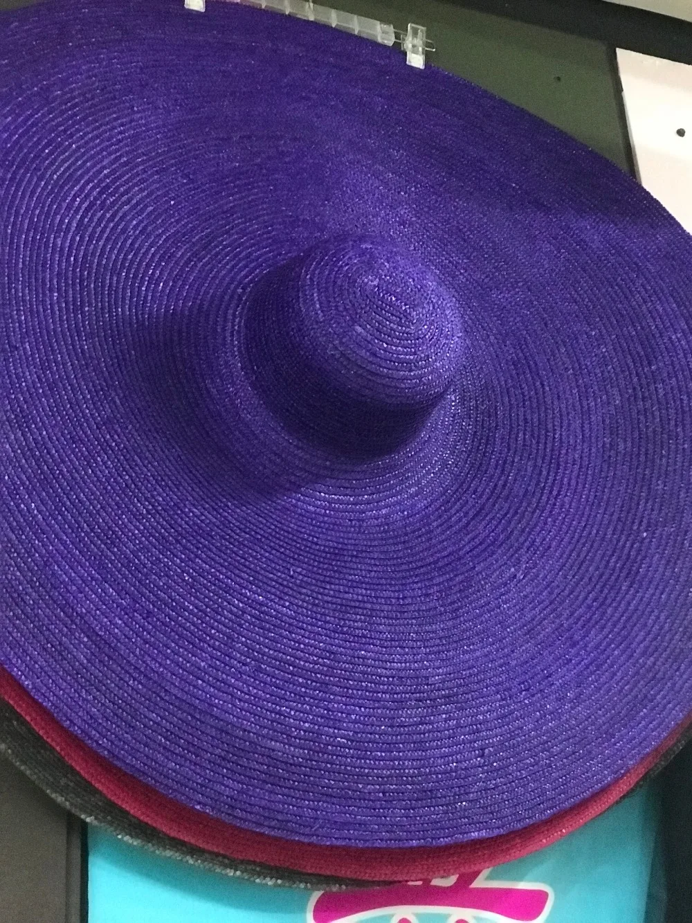 Естественная соломенная шляпа Axi-01810 с широким краем в 35 см для отдыха на пляже для женщин.