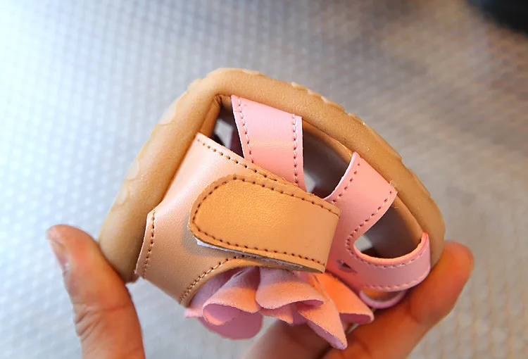 Летние розовые сандалии на мягкой подошве с цветочным узором из пвх белые