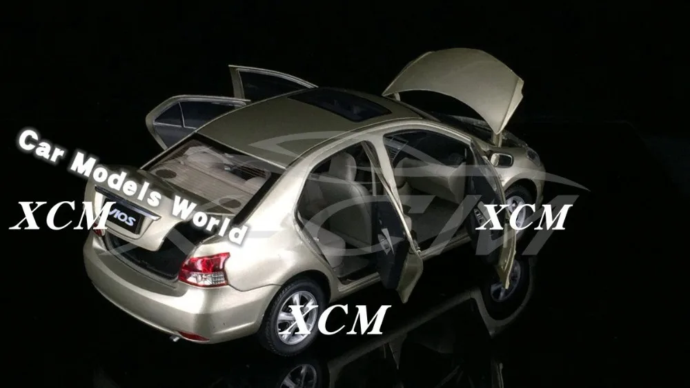Литья под давлением модель автомобиля для старых Vios 1:18 (золото) + небольшой