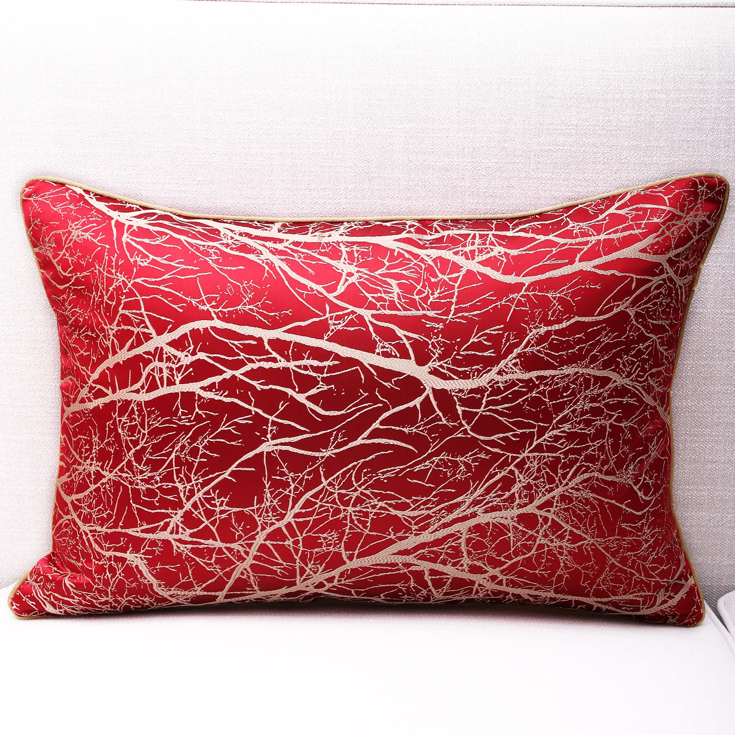 Декоративная прямоугольная красная наволочка в полоску с рисунком дерева | Дом и