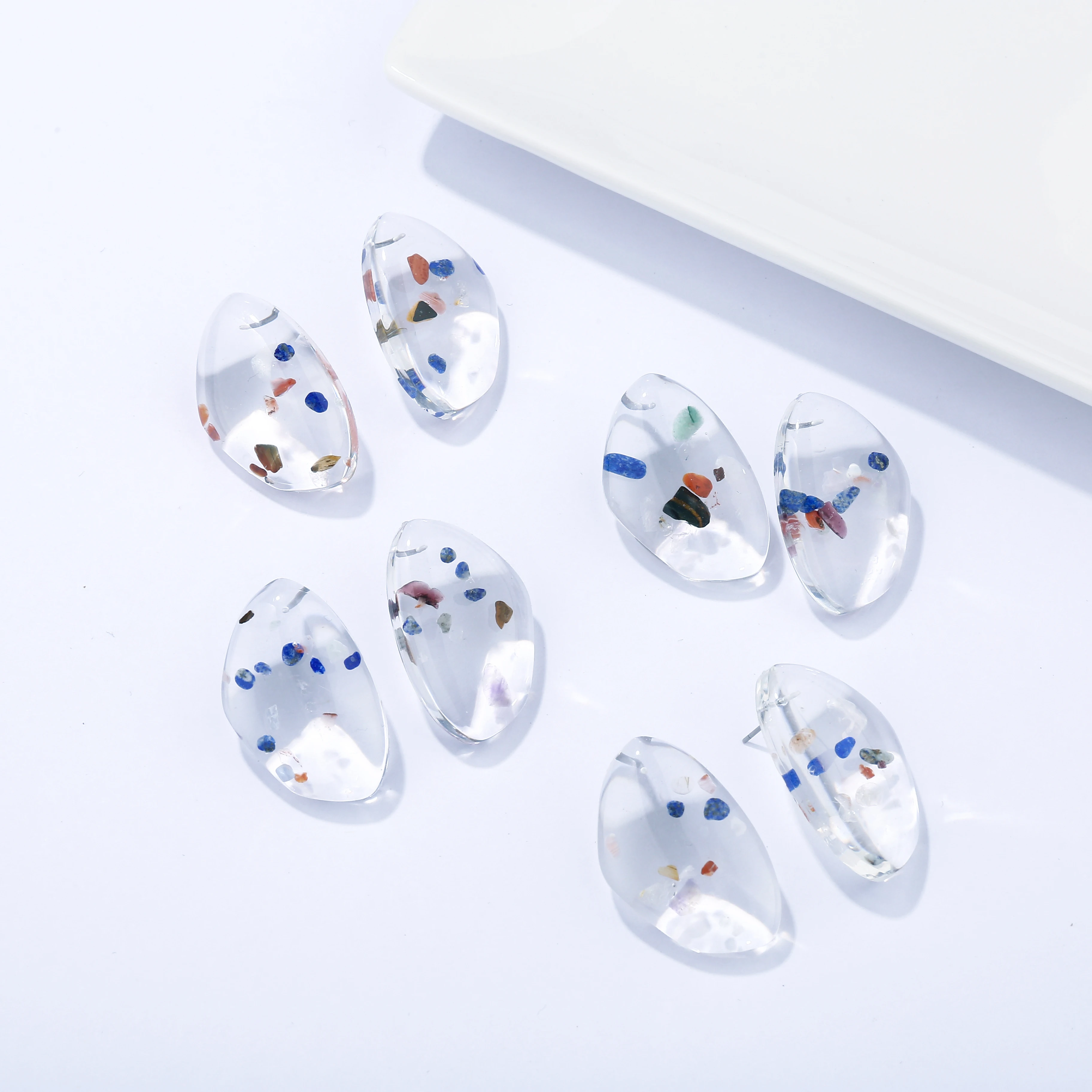 Yhpup Модные серьги-гвоздики из смолы ацетата и акрила случайного цвета в геометрическом стиле, простой дизайн, украшения в форме заявления, для женщин.