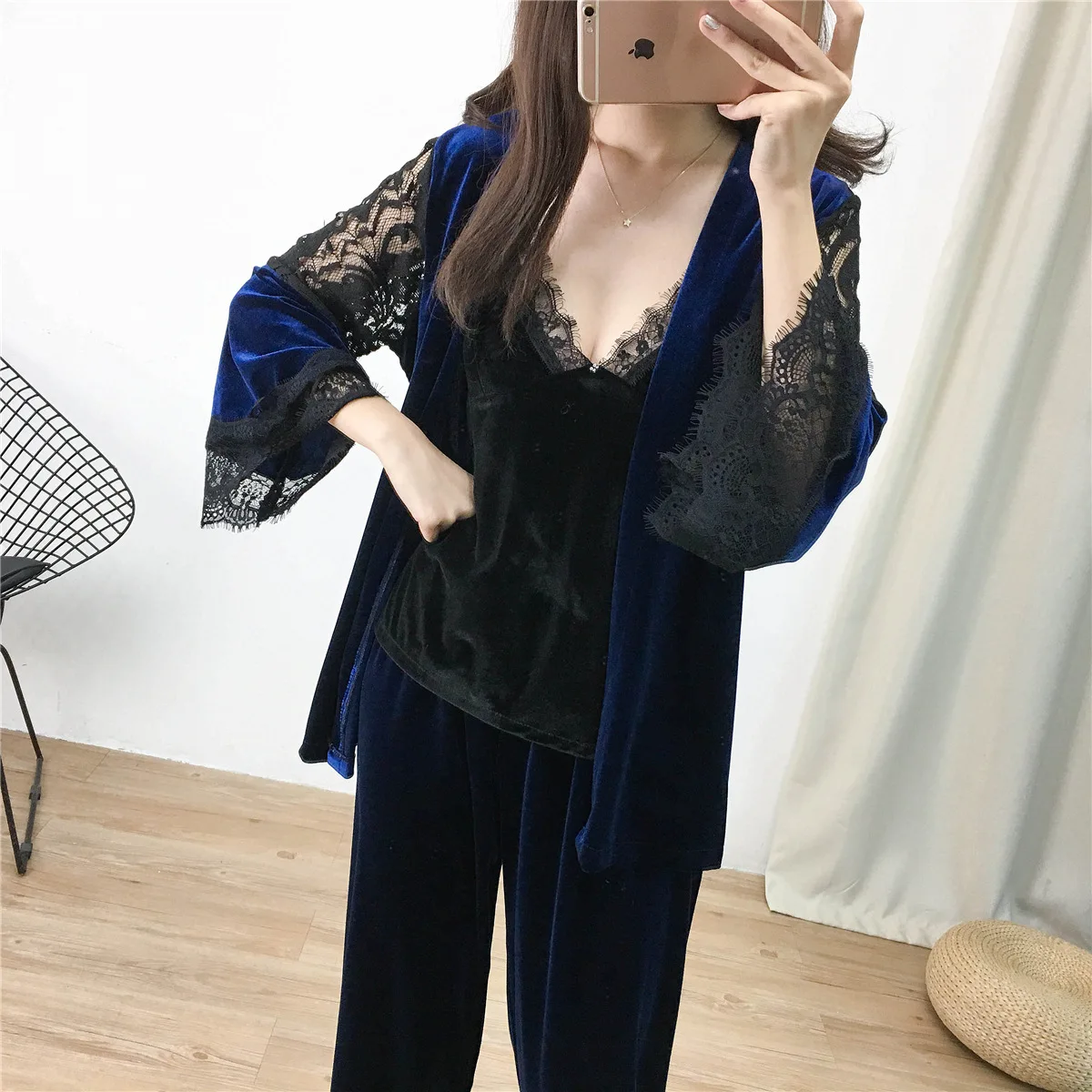 Dark blue Lisacmvpnel 3 шт. золото бархат держать теплый пижамы кружева сексуальный халат+ ночная рубашка набор длинных брюк Пижама для женщин - Цвет: Dark blue