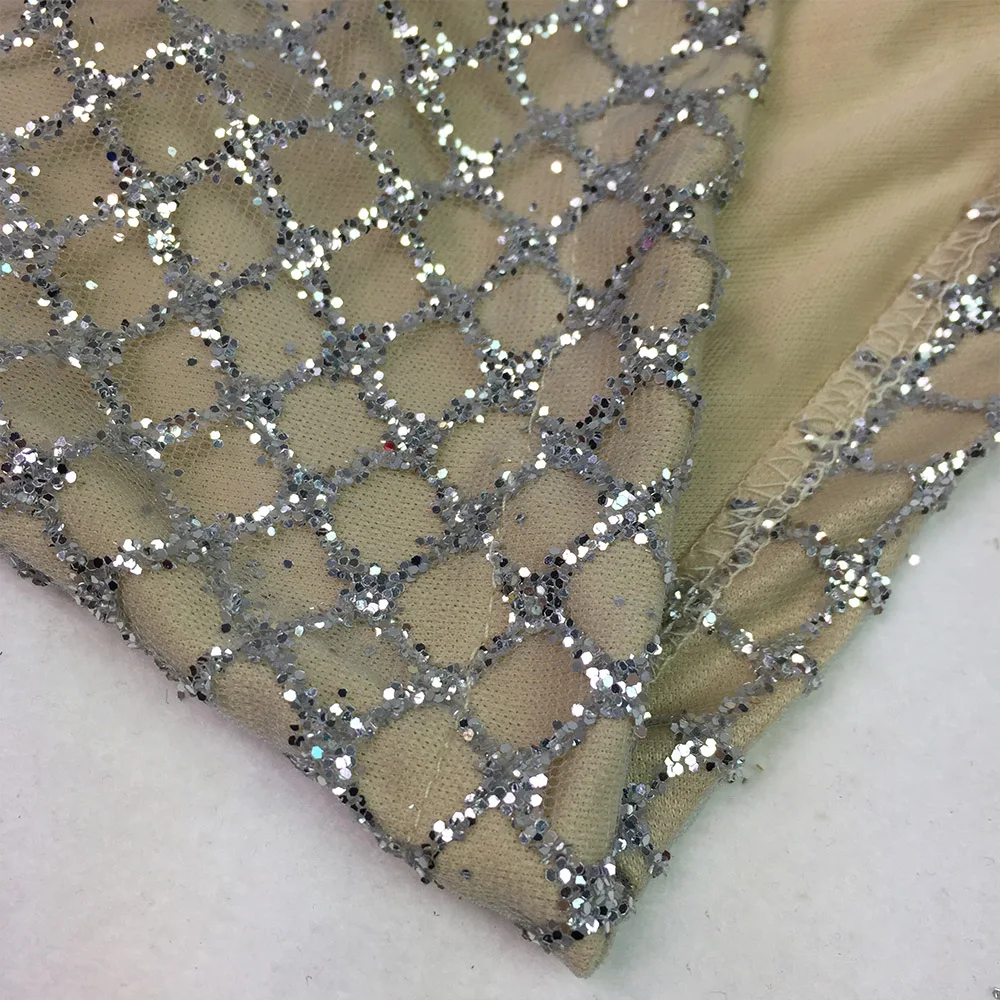 Сексуальное блестящее вечернее платье с геометрическим рисунком серебристое