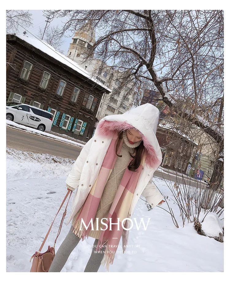 Mishow Модное длинное пуховое пальто с капюшоном и вышивкой на спине с мехом на капюшоне MX17D8824
