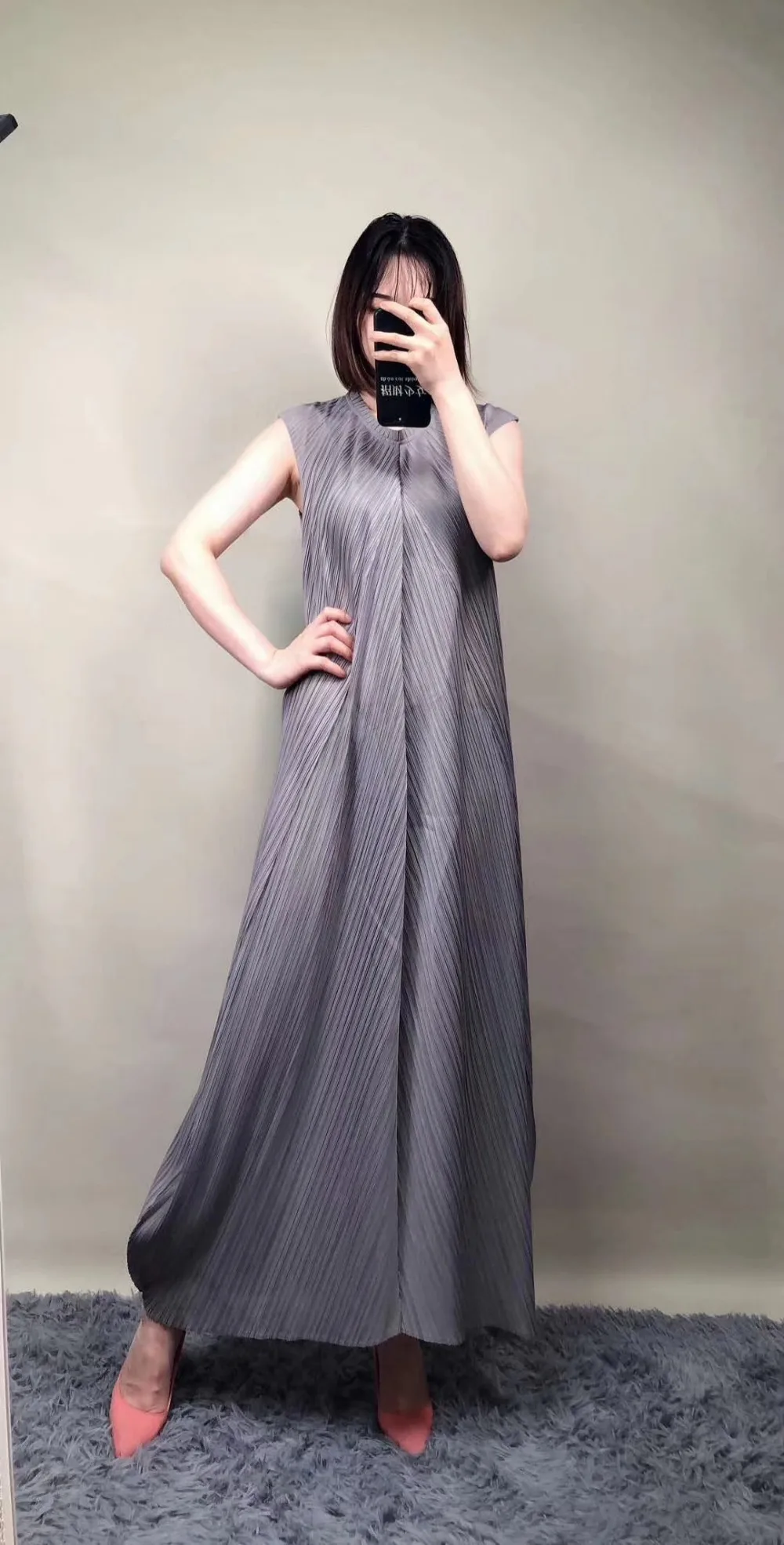 Горячая модное Miyake складное однотонное платье без рукавов с рюшами и v-образным вырезом длинное ТРАПЕЦИЕВИДНОЕ ПЛАТЬЕ