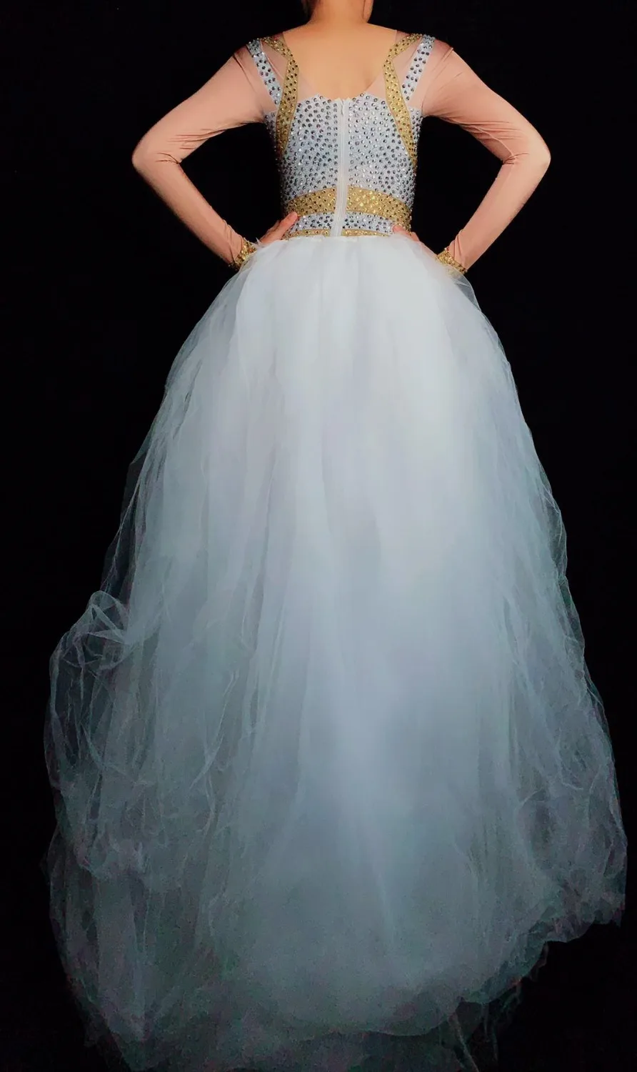 Женское боди с длинными рукавами и блестящими серебристыми золотыми стразами