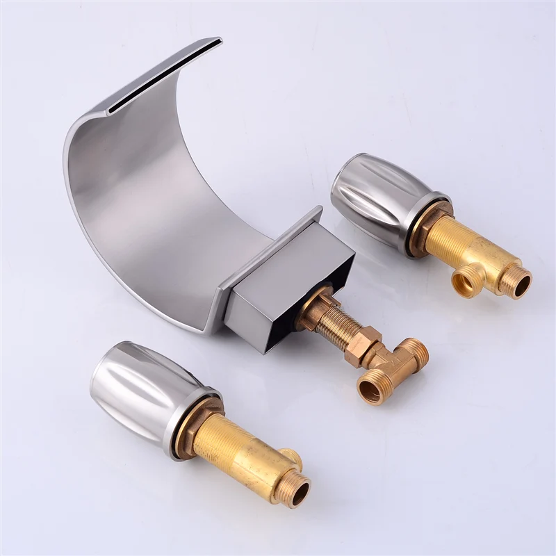 Смеситель для ванной комнаты на бортике Водопад смеситель раковины широкий кран