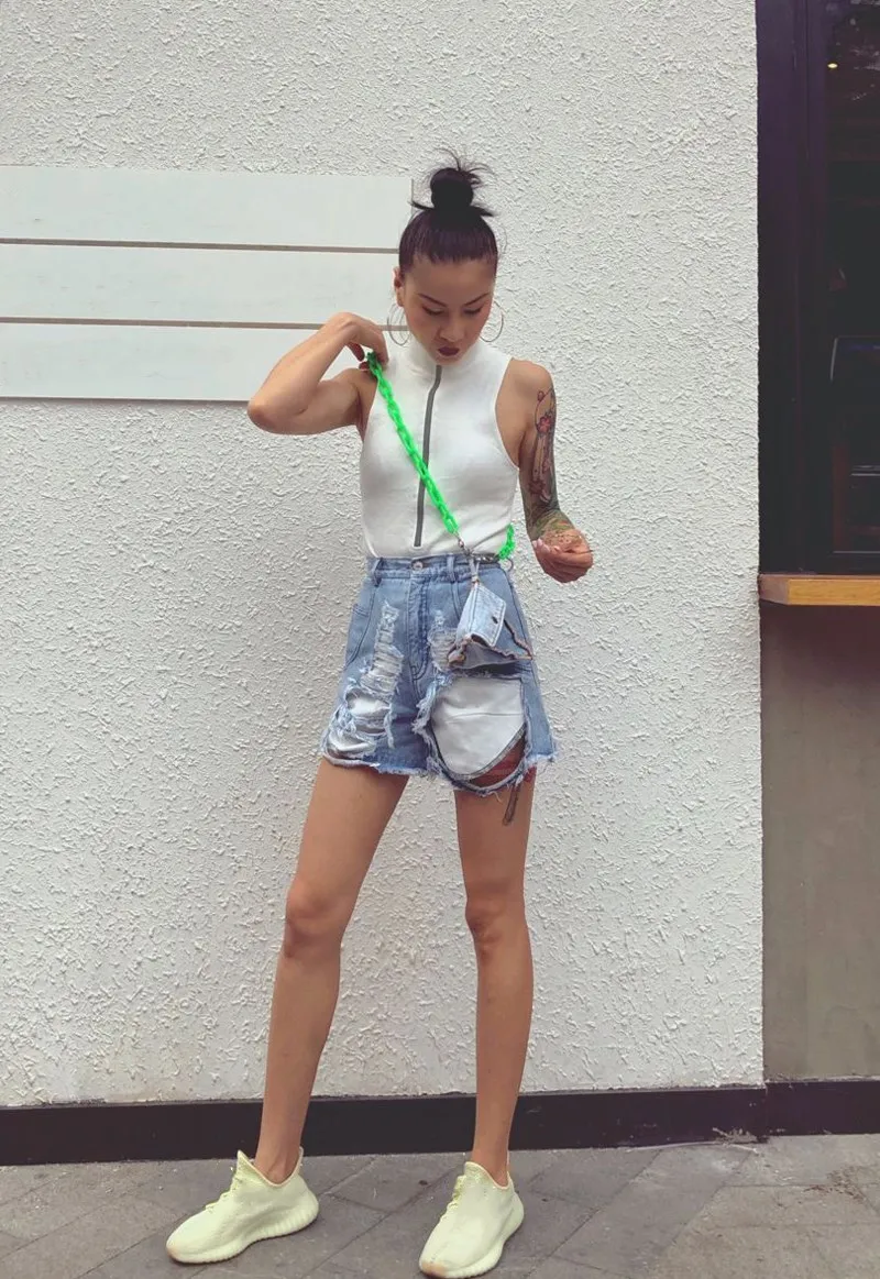 Женские рваные джинсовые шорты WHITNEY WANG стильные в уличном стиле с сумкой на талии