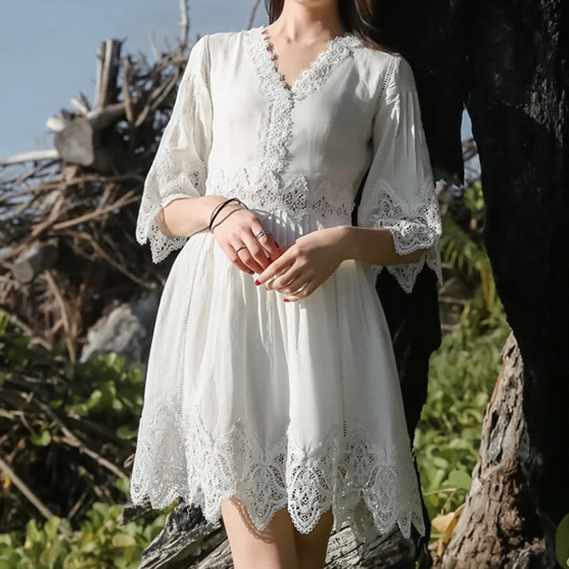 Женское Короткое платье в богемном стиле белое кружевное с v образным вырезом и