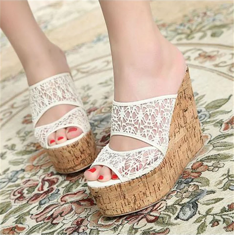 Женские шлепанцы на танкетке белые черные высоком каблуке с открытым носком