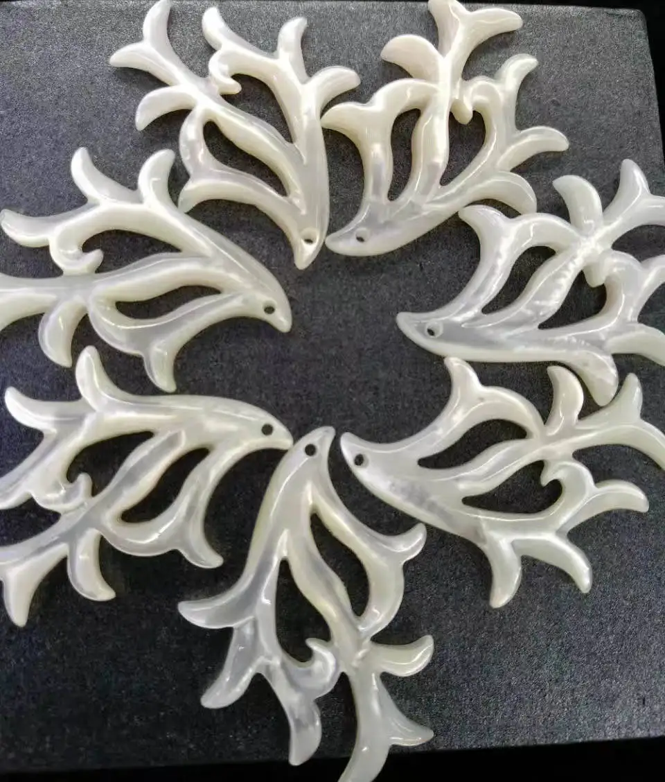 

Large Shell Pendant Bamboo mop shell beads 25-50mm shell bead leaf Carved feather shell Pendant DIY 2pcs