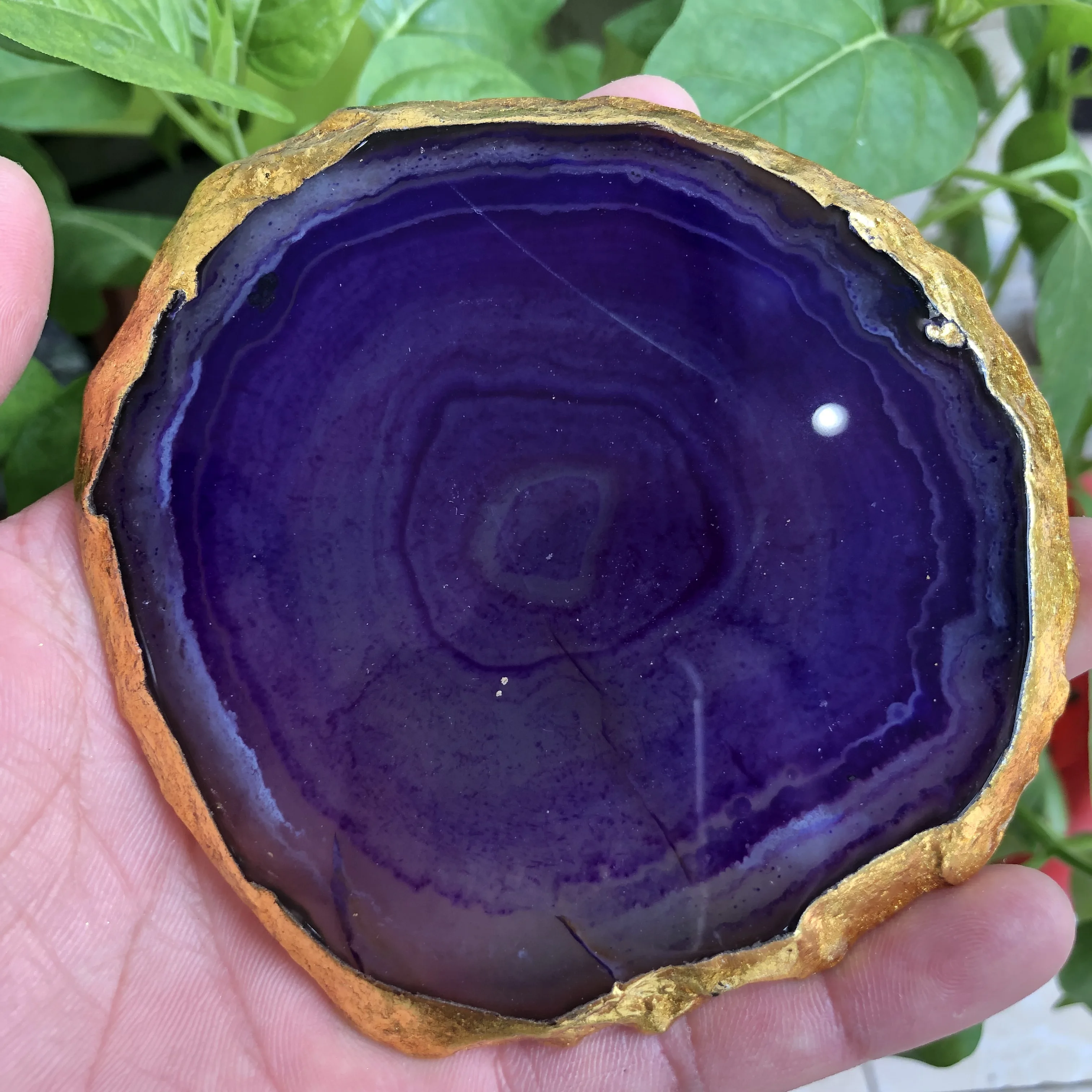 Изолированная Хрустальная тарелка для берега натуральная нефть с золотыми