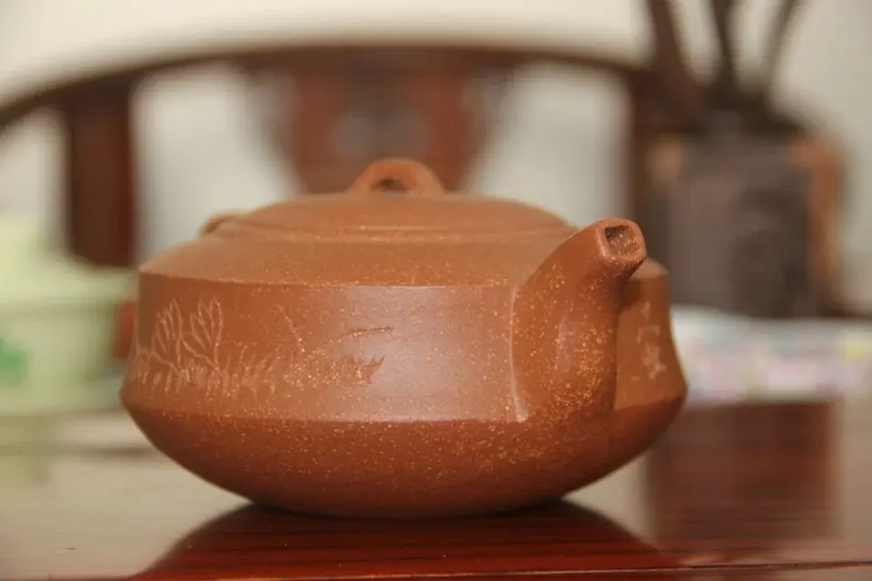 Настоящий красивый исинский чайник у Олега Хайцзюнь Чайник Руда Jiangpo почва около