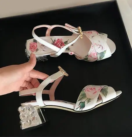 low heel Qianruiti/Sandalias Mujer; коллекция года; сезон лето; свадебные туфли с прозрачными стразами и шипами; квадратный каблук; принт с розами; кожаные женские босоножки; цвет белый, розовый - Цвет: low heel