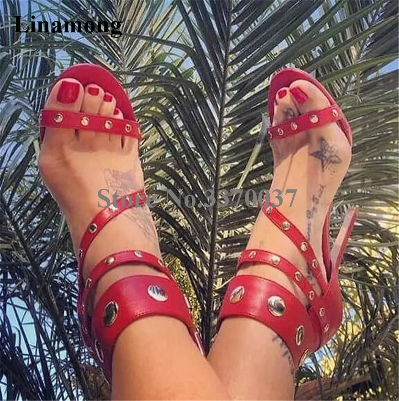 

Новый дизайн, женские летние модные сандалии с открытым носком и металлическими заклепками на шпильке, босоножки с пряжкой на высоком каблуке, Клубная обувь